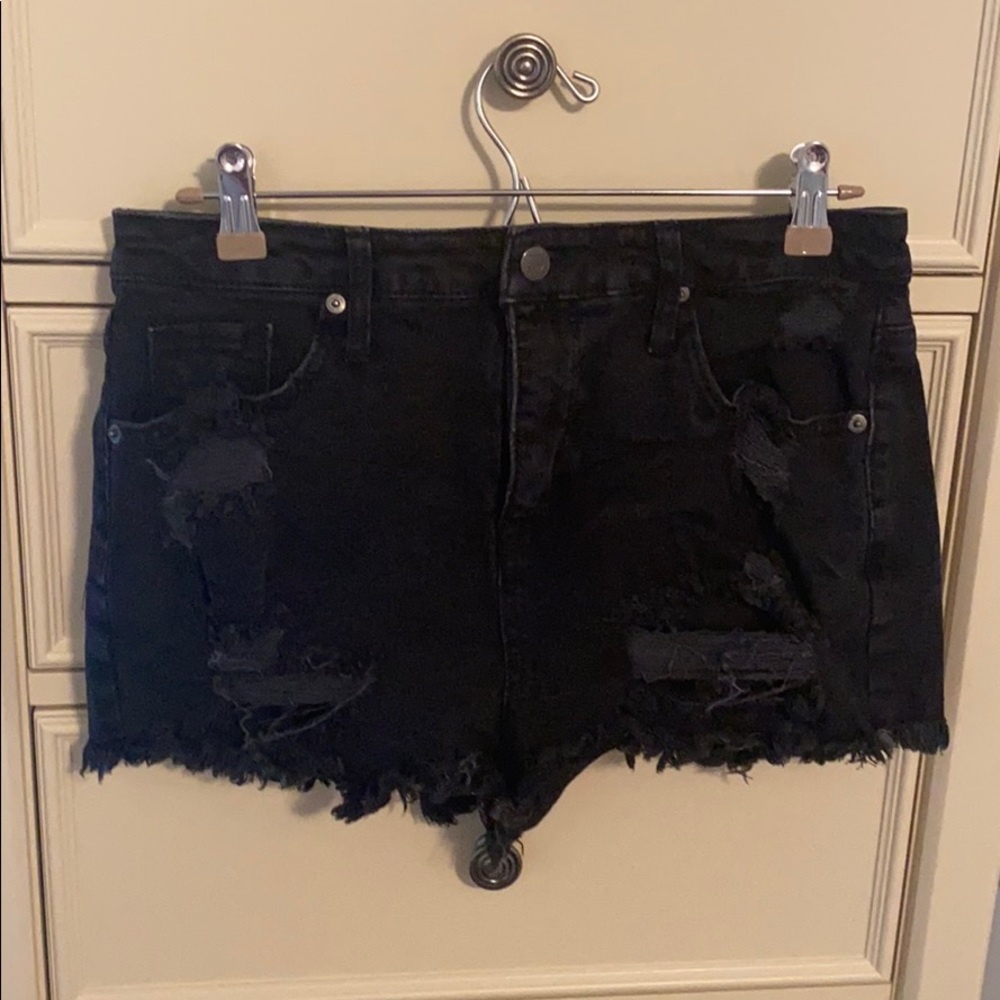super cute black ripped shorts!!